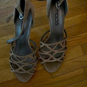 Suede sandals in very good condition.